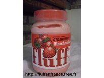 un pot classique de marshmallow fluff à la fraise. Pot en verre et bouchon en plastique